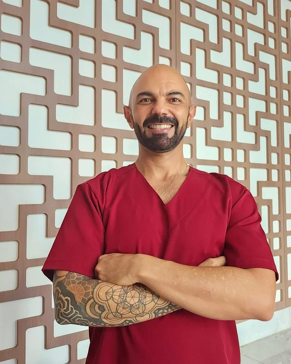 Dr. Rômulo José Rodrigues realizando atendimento de quiropraxia em Goiânia